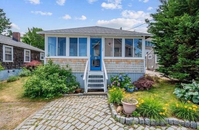 Charming Beach Cottage steps from Brewster Flats Cape Cod Bay