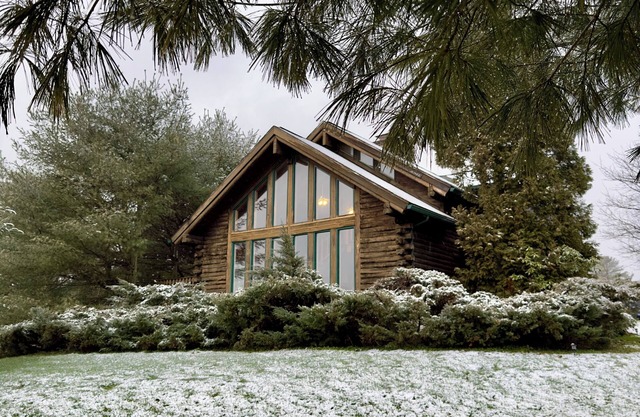 Charming Cabin Retreat - Hot Tub, Sauna + Pool!