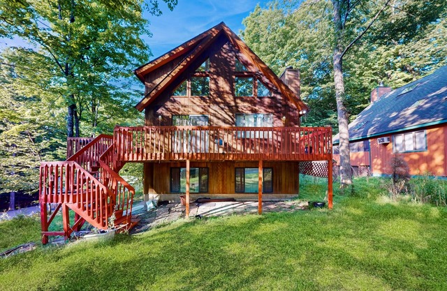 Charming cabin with decks, community amenities & dog friendly