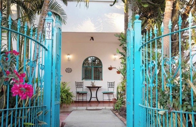 Charming casa, 1 block to the beach- safe, quiet, excellent wifi, AC