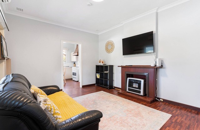 Charming Cloverdale Getaway