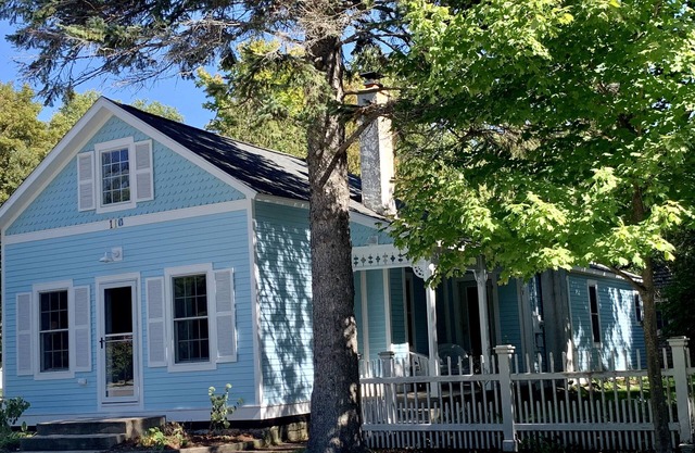 Charming Cottage in the heart of Leland Village / Remodeled this year!