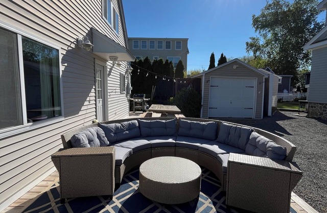 Charming cottage overlooking the lagoon with great sunsets in Groton Long Point