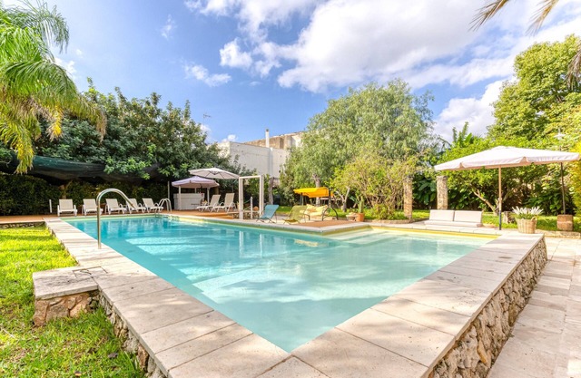 Charming cottage with pool and park (D)