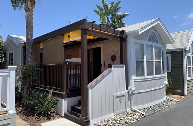 Charming Detached Cottage Steps to Grandview Beach!