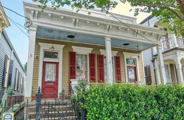 Charming Garden District Rental 1 block from the Streetcar