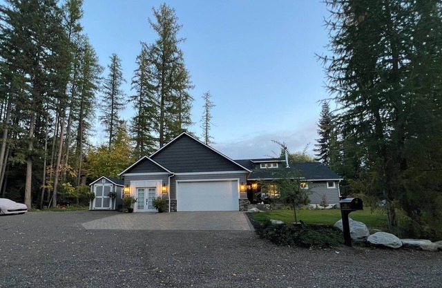 Charming Home On Acreage -Woodburning Fireplace, Luxury Kitchen, Fast WIFI