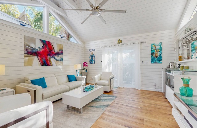 Charming island cottage with sunny patio, modern kitchen, AC & dog friendly yard