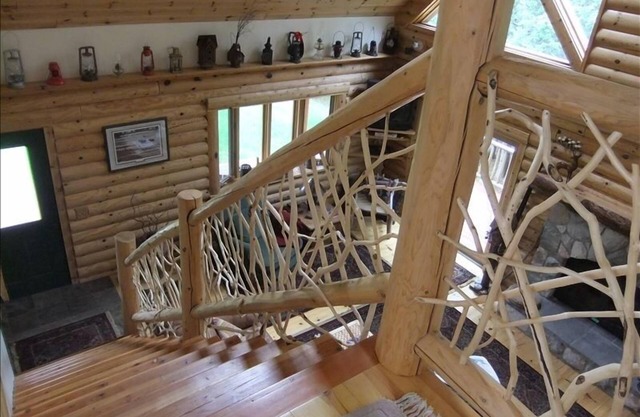 Charming Log House with WIFI Steps Away from Boyne River and enhanched cleaning.