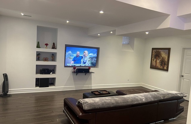 Charming Nest: Your Cozy Getaway, close to shopping mall and a nearby theatre!