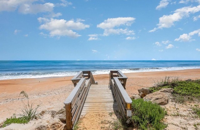 Charming Oceanfront 2-Bedroom Condo in Superb Ormond/Daytona Beach with AC, WiFi