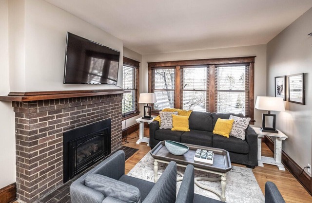 Charming Parkview 4BR Duplex by State Fair, U of M, DT