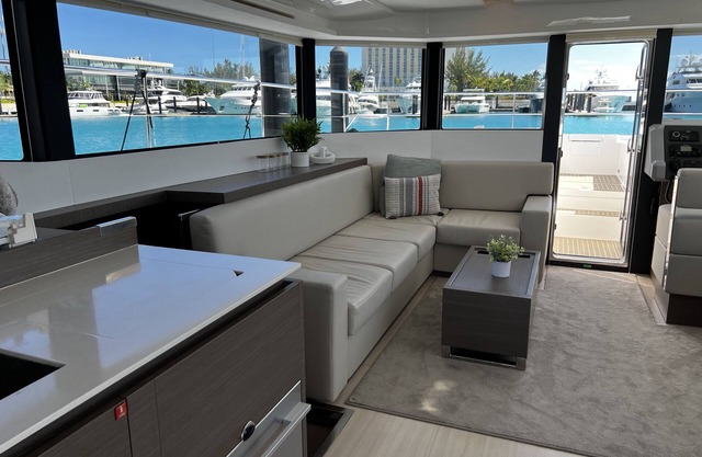 Charming power catamaran with 3 bedrooms and WiFi, AC in Paradise Island
