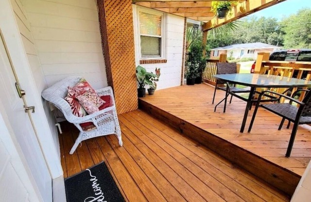 Charming Private Suite Close to Beach & Downtown