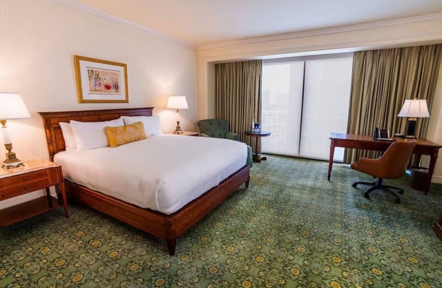 Charming Room with Outdoor Pool Oasis | 1 Minute Walk from Gaslamp