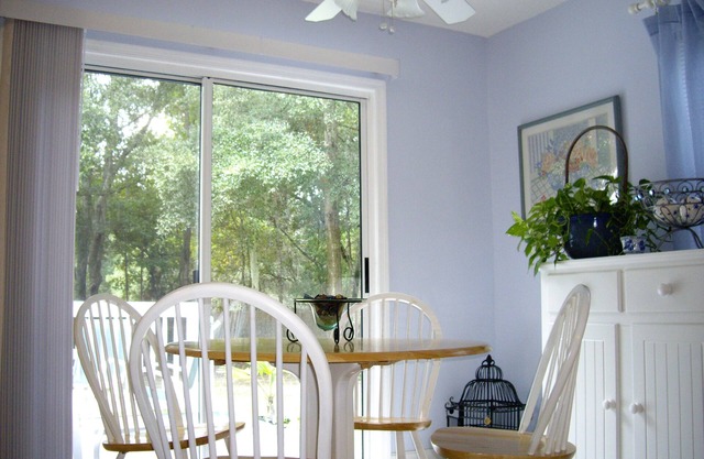 Charming Rose Cottage - quiet, minutes from beach, etc.