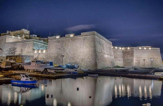 Charming Seafront House In Kalkara