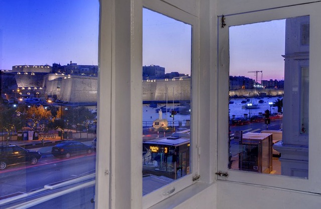 Charming Seafront House In Kalkara