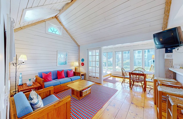 Charming Seaside Cottage Central to the Beach and New Seabury Resort Community