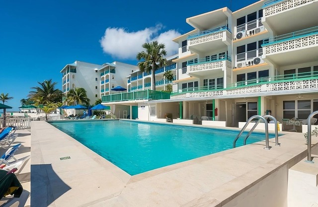 Charming Studio with Pool & Kitchenette near Welches Beach Park