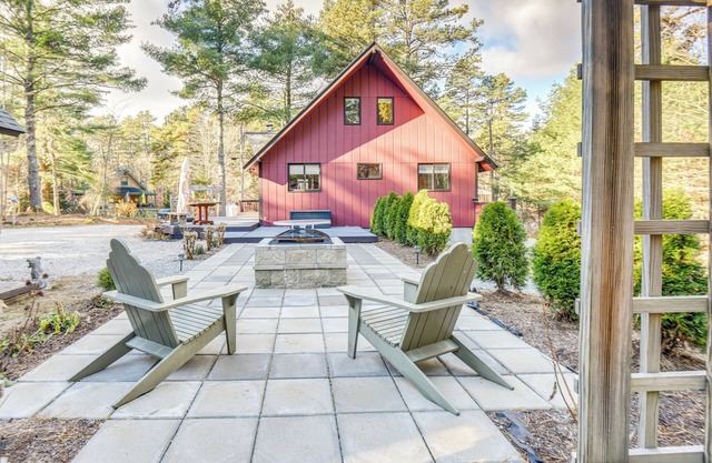 Charming Tamworth Cabin w/Grill & Fireplace