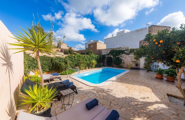 Charming town house with pool - Casa Can Tatau
