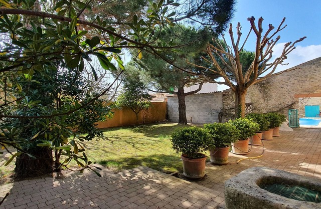Charming villa in the center of town, with swimming pool, close to the sea and market.