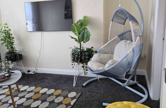 Charming Wolverhampton Apartment With Private Entrance
