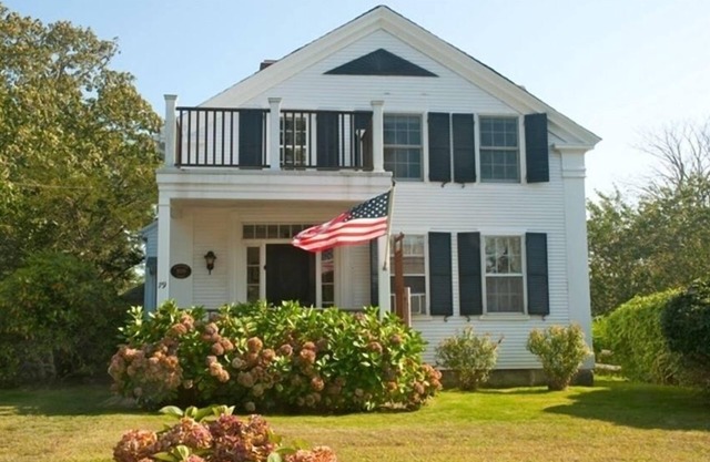 Chatham Village: Large, Newly-Renovated 1 Bedroom Apartment in Antique Home