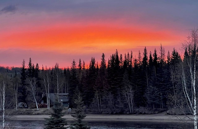 Chena River Roadhouse- River Front -Huge Deck- View Northern Lights & Wildlife
