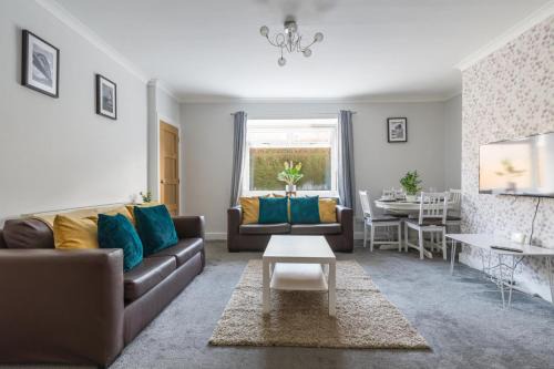 Chestnut House - Sleeps 4 - Pet friendly -Parking