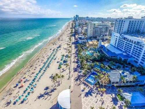 Chic 1 BR w Parking Space Walk to the Beach 6