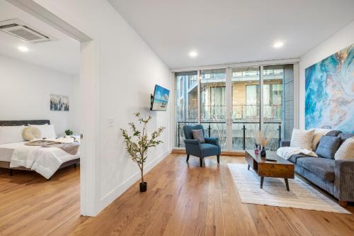 Chic 1br Retreat Pool, Gym Balcony Views