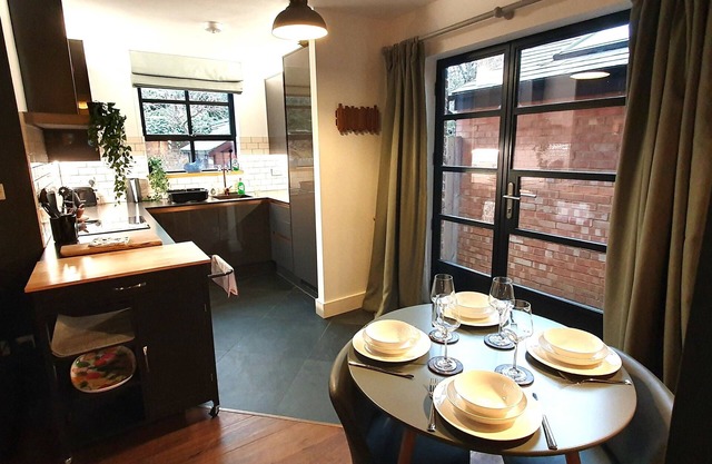 Chic 2BD Apartment near Snaresbrook Tube Station