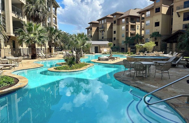 Chic 2BD with Balcony, Pool, Hot Tub & Marina Views!