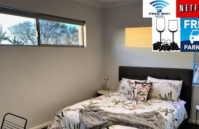 Chic 2Bed Close Airport Shops NETFLIX WIFI WINE