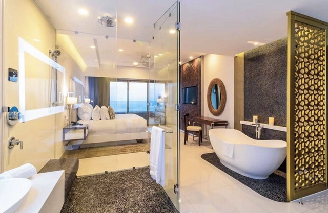 Chic 3 Bedroom Loft with Private Rooftop & Jacuzzi; on Luxury Cancun Resort