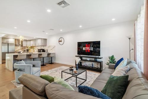 Chic 3BR 2BA Home in Encino