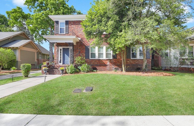 Chic and charming 2 bedroom upper unit in the heart of fabulous Savannah