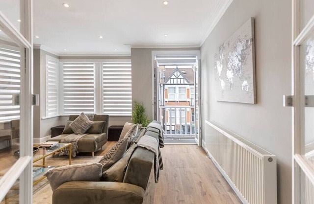 Chic and Radiant Retreat in Harringay Ladder