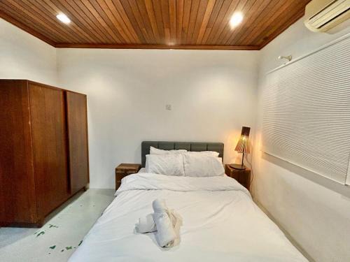 Chic Designer Bedroom near LRT SS1 PJ