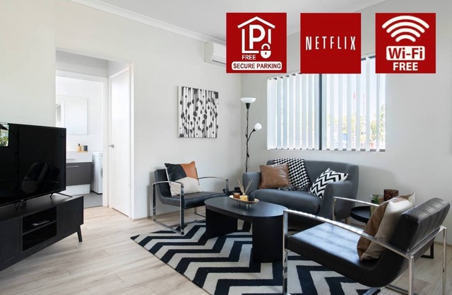 Chic Exec 2bdr 2bath -River,FREO,Parking,AC