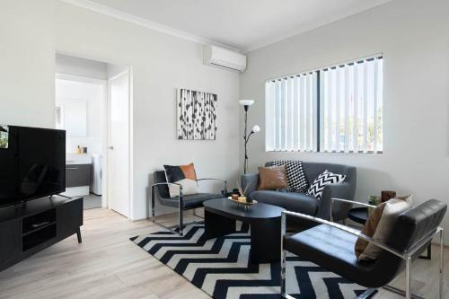 Chic Exec 2bdr 2bath -river,freo,parking,ac