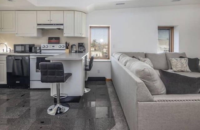 Chic Loft with Jacuzzi & Free Parking