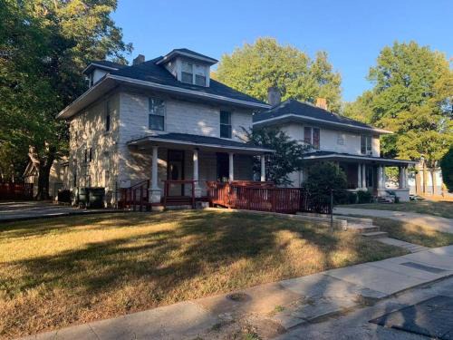 Chic Midtown 6BR Main house and 3BR Cottage