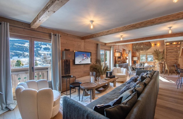 Chic Mountain Chalet in Megève - 5 Bedrooms, Near Ski Slopes, Sleeps 11