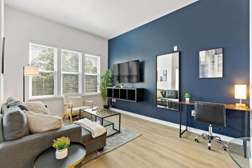 Chic Studio - 5 Min DT, Gym, Parking, W-D - Sleeps 6