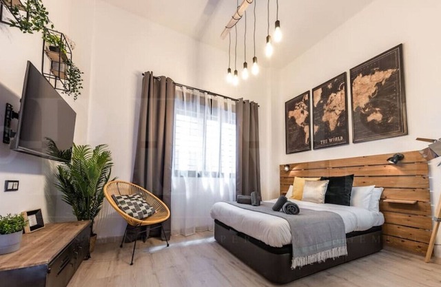 Chic Studio w/ Pool & Parking - Center