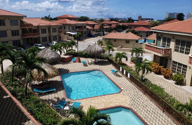 Chill Out Condo Gated Complex near Palm Beach