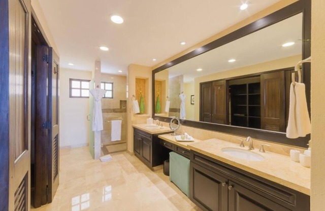 Christmas week at Garza Blanca luxury resort: 2-bdrm Beachfront suite in PV.